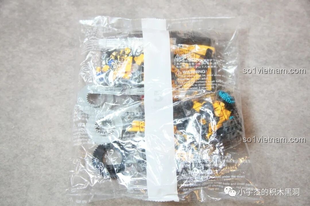 Túi mảnh ghép số 5, bắt đầu công đoạn lắp ráp phần chân cho mô hình Robot Bumblebee DJ-Rambo Man.