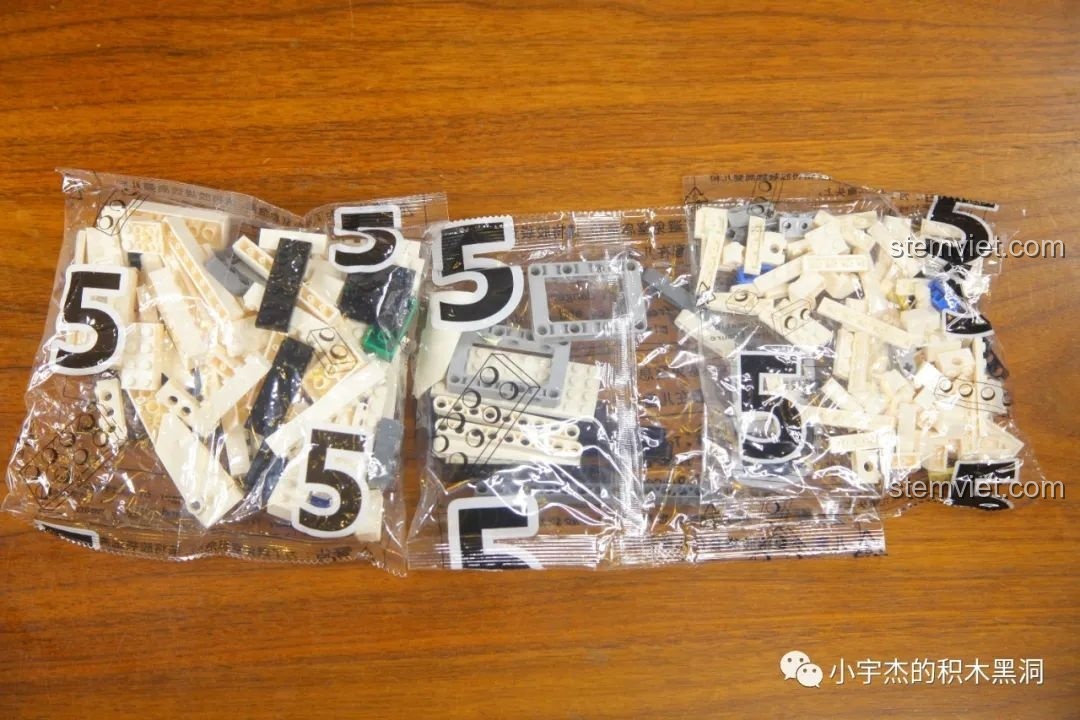 Các túi mảnh ghép số 5 của bộ đồ chơi xếp hình Xe Tải Mercedes-Benz Actros YCQC007, chứa các chi tiết nhỏ hơn cho cabin.