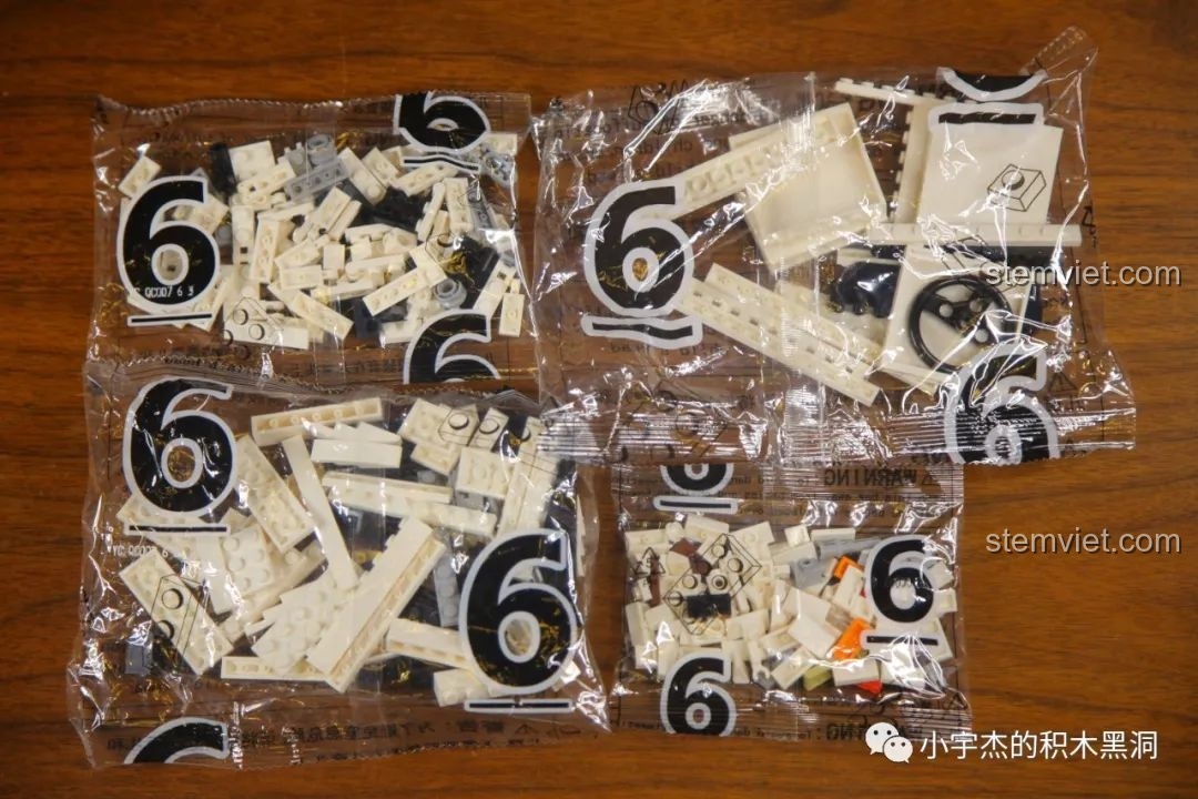 Các túi mảnh ghép số 6 của bộ đồ chơi xây dựng 007, chứa các chi tiết cho lưới tản nhiệt và các bộ phận nhỏ khác.