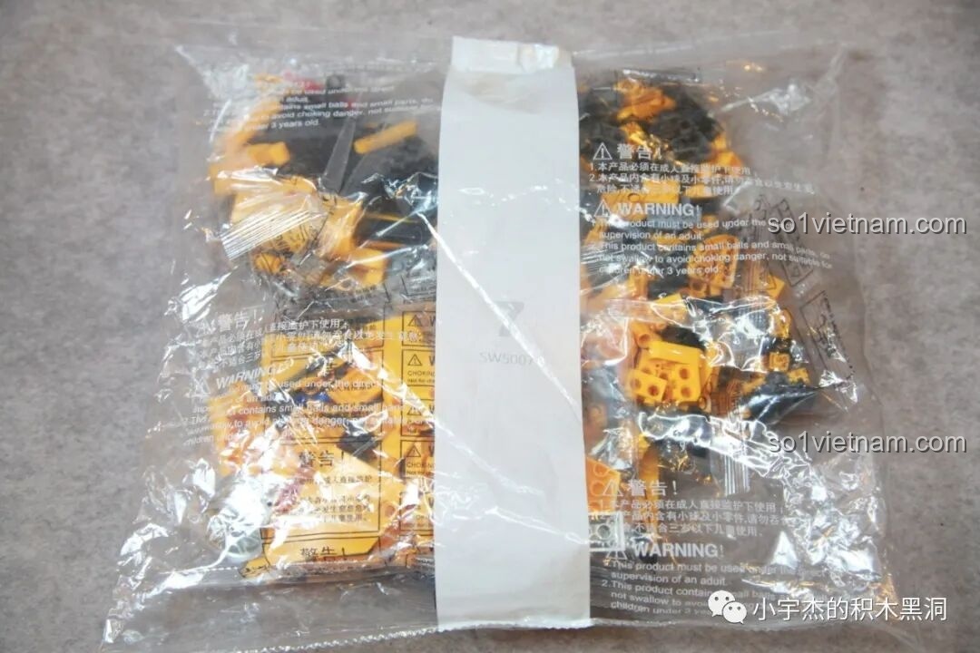 Túi mảnh ghép số 7, chứa các chi tiết giáp ngoài để hoàn thiện phần chân của robot Bumblebee.