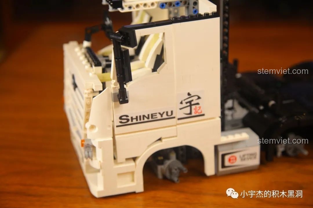 Các túi mảnh ghép số 7 của bộ đồ chơi lắp ghép Mô Hình Xe Tải Mercedes-Benz cho trẻ 8 tuổi, chứa các chi tiết cửa và nội thất.