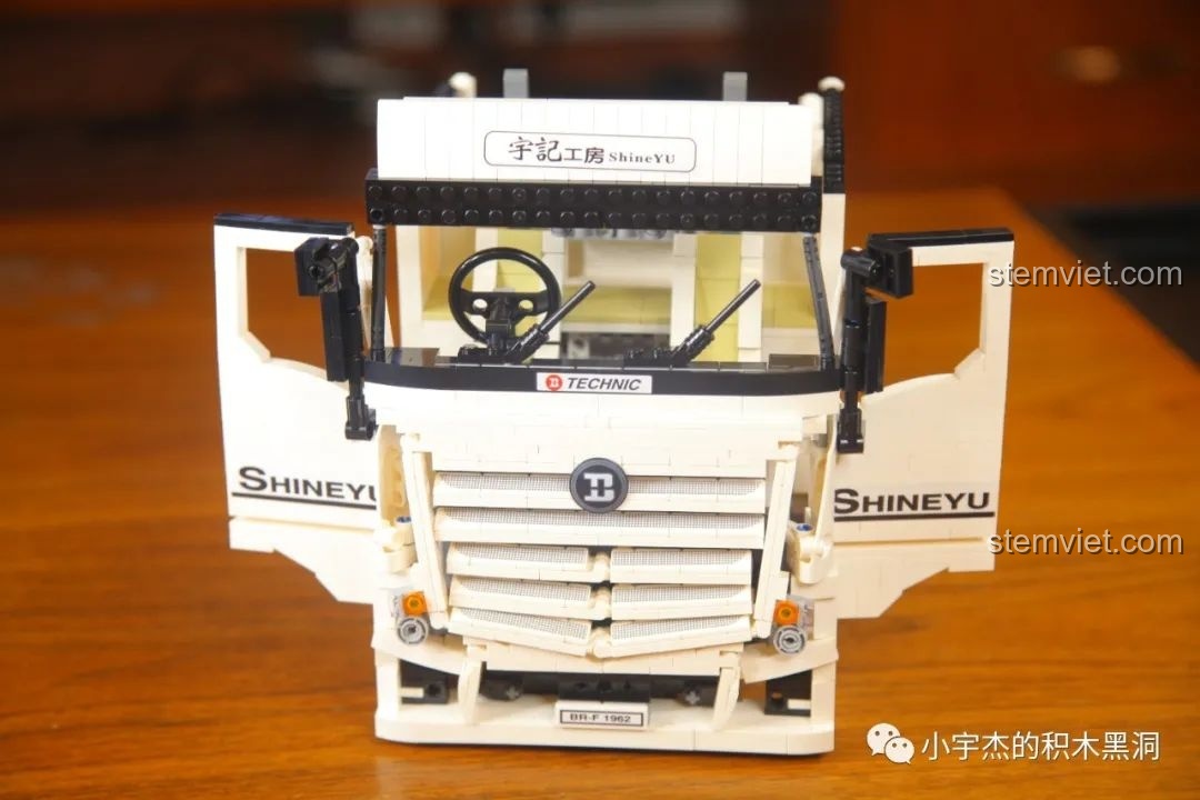 Các túi mảnh ghép số 8 của bộ lắp ghép ShineYU YC QC007, chứa các chi tiết để hoàn thiện phần nóc xe.