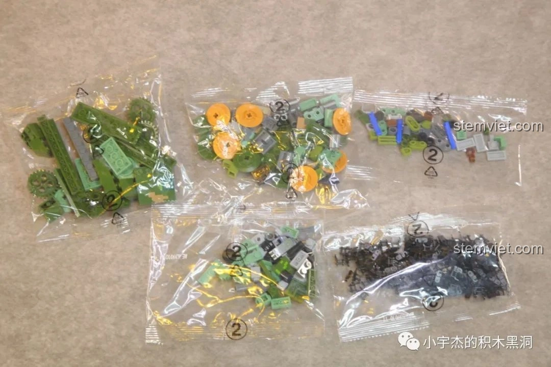 Các túi mảnh ghép từ túi số 2 của bộ lắp ráp Panlos Brick 639010 Xe Chiến Đấu Bộ Binh 04A