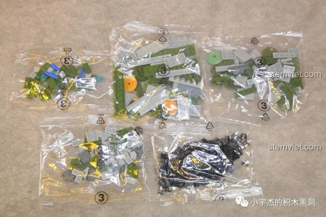 Các túi mảnh ghép từ túi số 3 của bộ lắp ráp Panlos Brick 639010 Xe Chiến Đấu Bộ Binh 04A