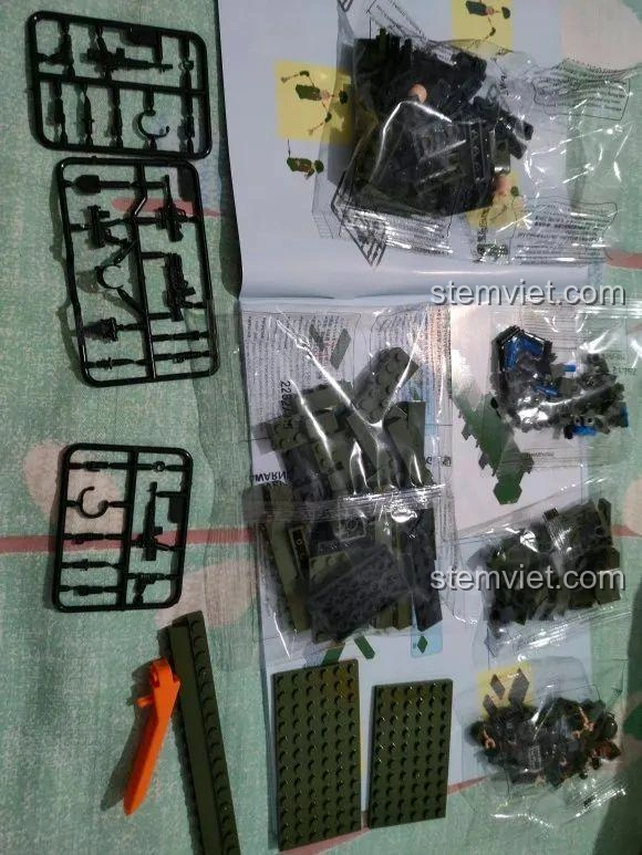 Các túi mảnh ghép được phân loại của bộ đồ chơi lắp ráp Xe Tên Lửa Đạn Đạo Đông Phong-17 CAYI 2282.