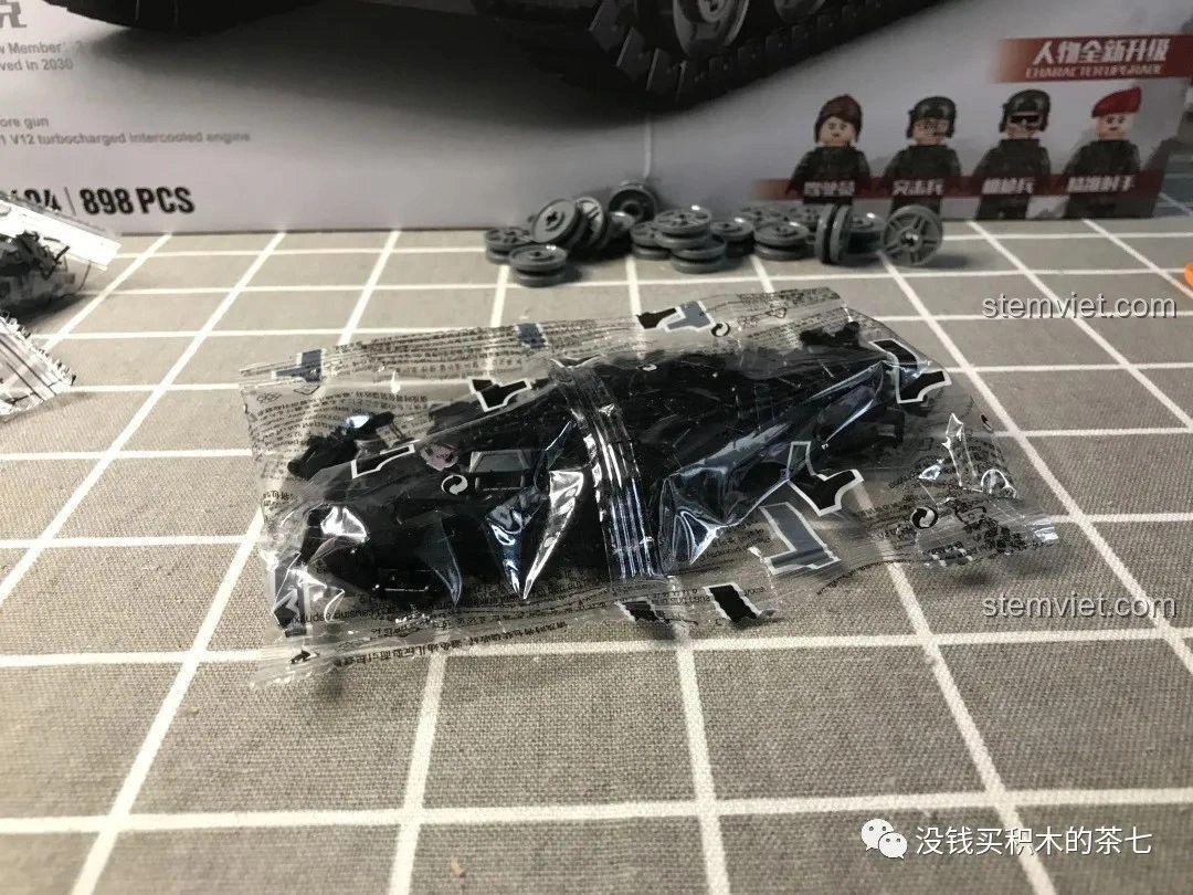 Túi chứa các mảnh ghép xích xe tăng của bộ Jiazhi 0104 Leopard 2A7+, số lượng lớn cho phần lắp ráp đầy thử thách.