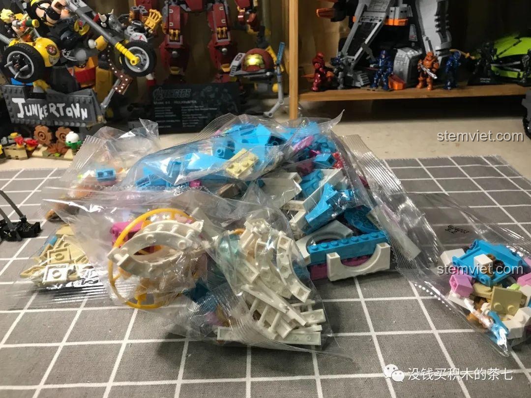 Các túi chứa minifigures được đóng gói riêng trong gói số 3 của bộ SEMBO 604003.