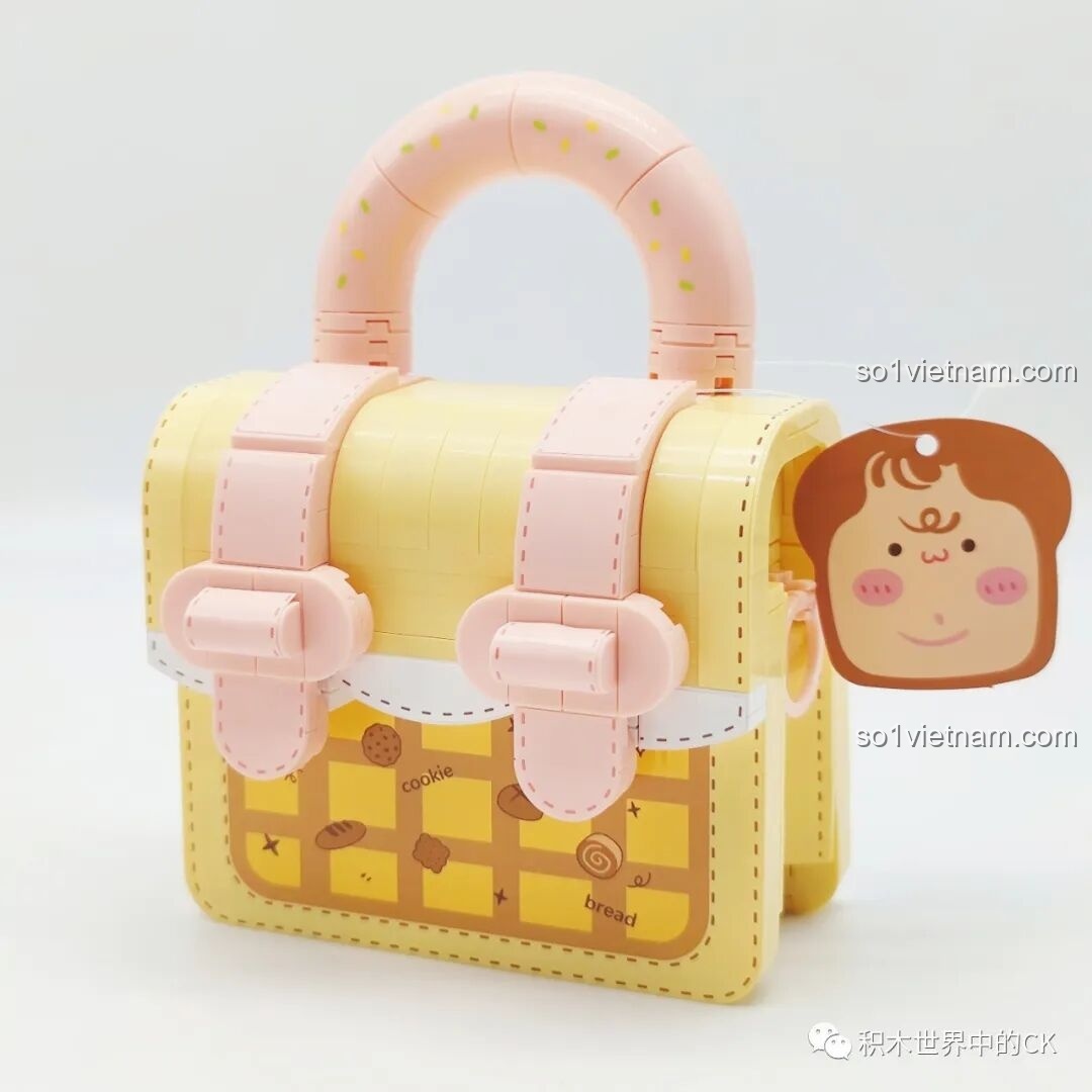 Mô hình túi xách Bánh Mì Nướng Wekki 516911 đã hoàn thiện với quai tròn và tag hình bánh mì.