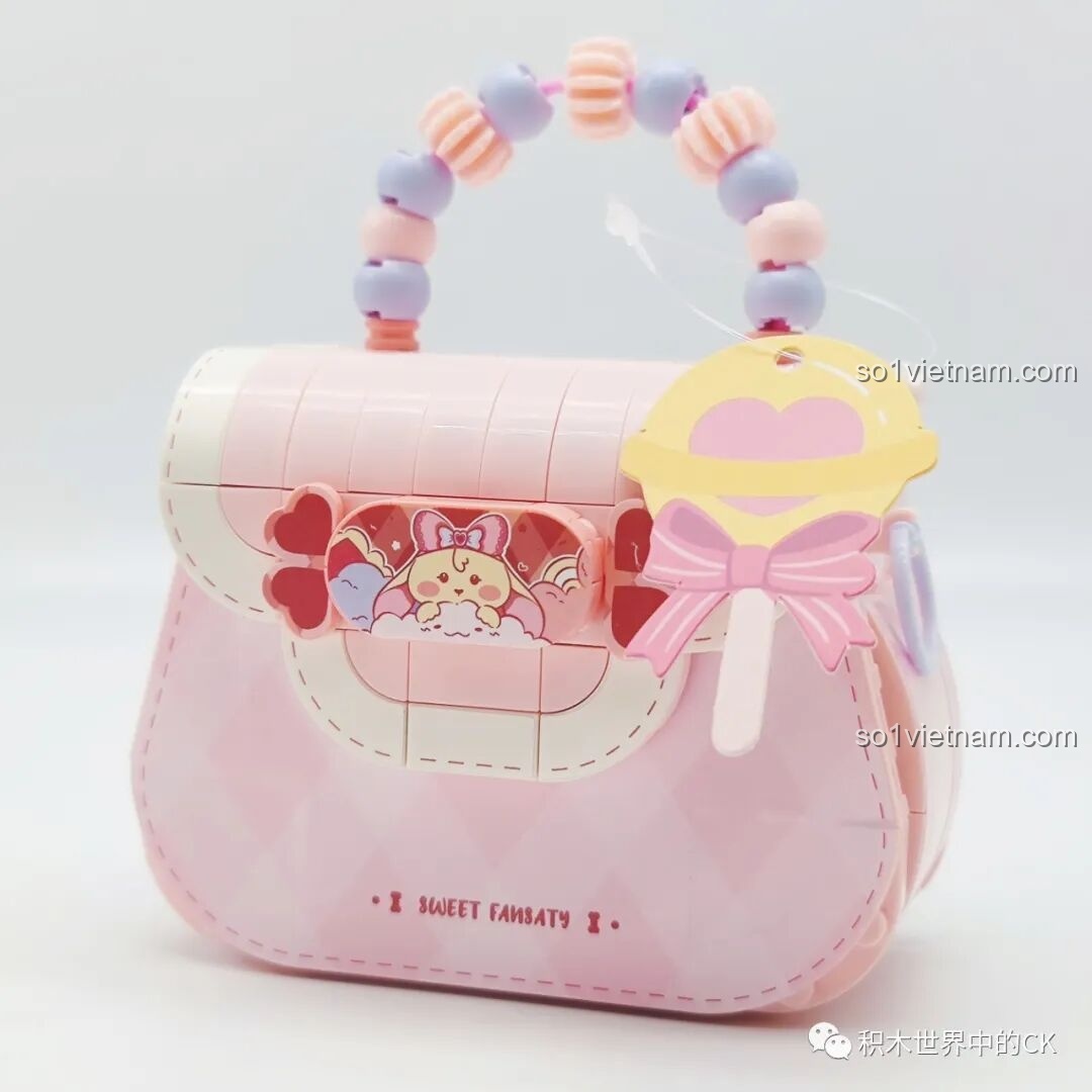 Mô hình túi xách Kẹo Ngọt Wekki 516909 đã hoàn thiện với quai hạt và tag kẹo mút dễ thương.