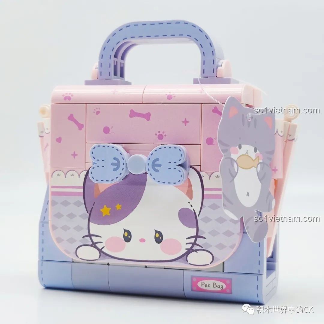 Mô hình túi xách Mèo Mềm Mại Wekki 516908 đã hoàn thiện với hình mèo cute và nơ xanh ở mặt trước.