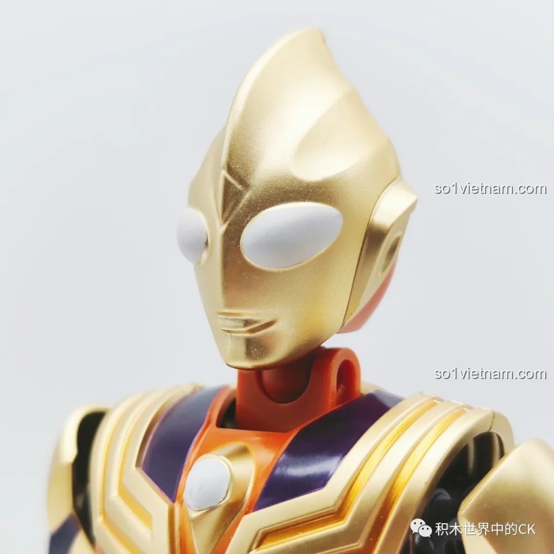 Chi tiết phần ngực của Tiga Ultraman với viên đá phát sáng