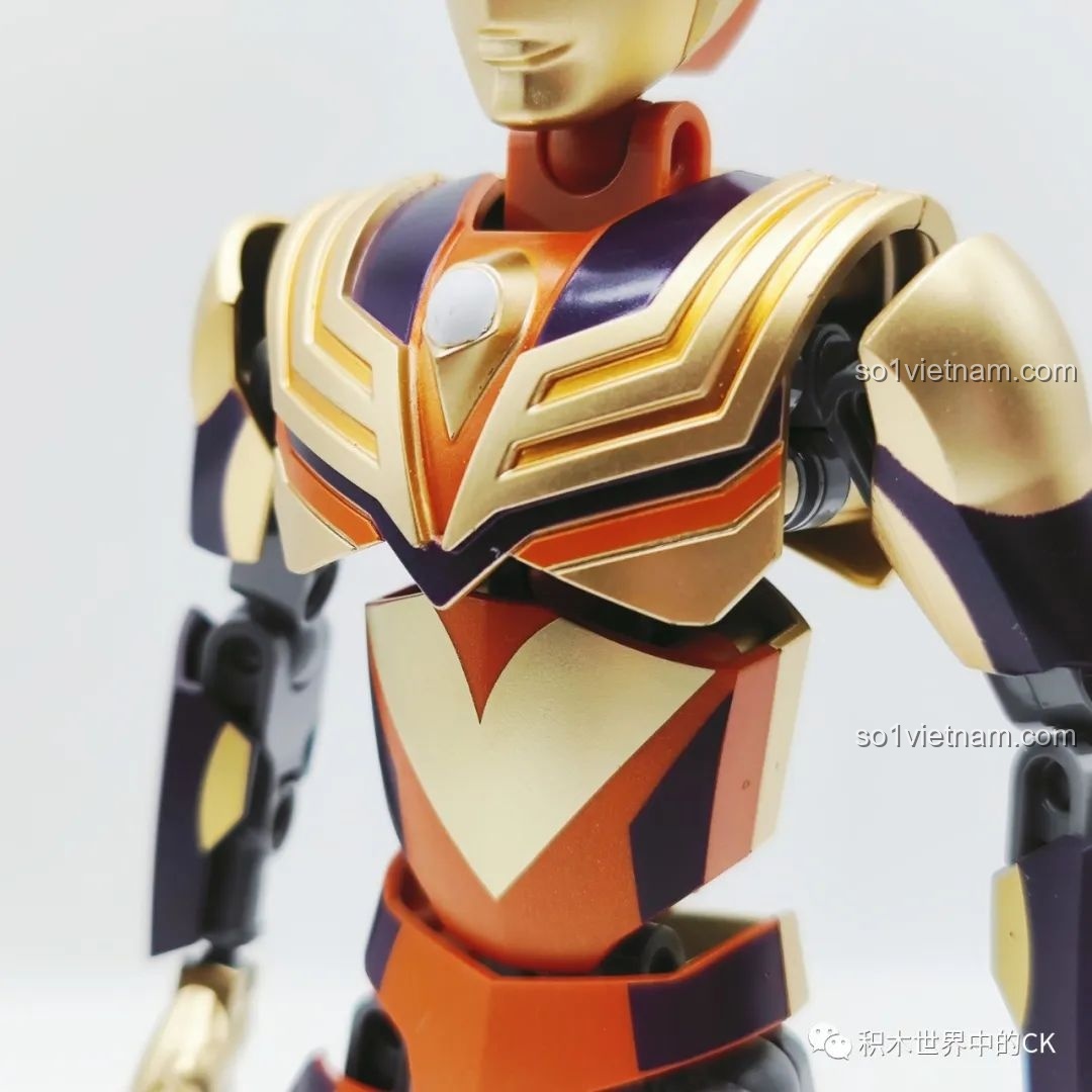 Cận cảnh cánh tay và bàn tay vàng óng của Tiga Ultraman