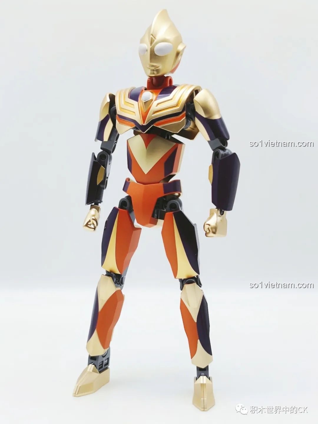 Tượng Tiga Ultraman hoàn chỉnh, nhìn từ phía trước