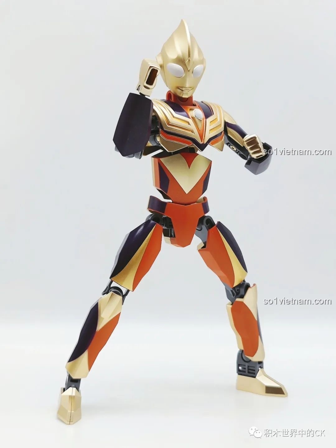 Tiga Ultraman đang thực hiện một pha né tránh