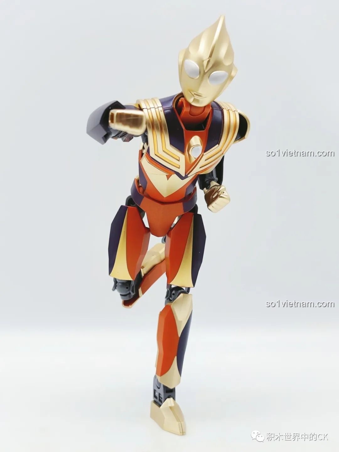 Tiga Ultraman khoe cơ bắp