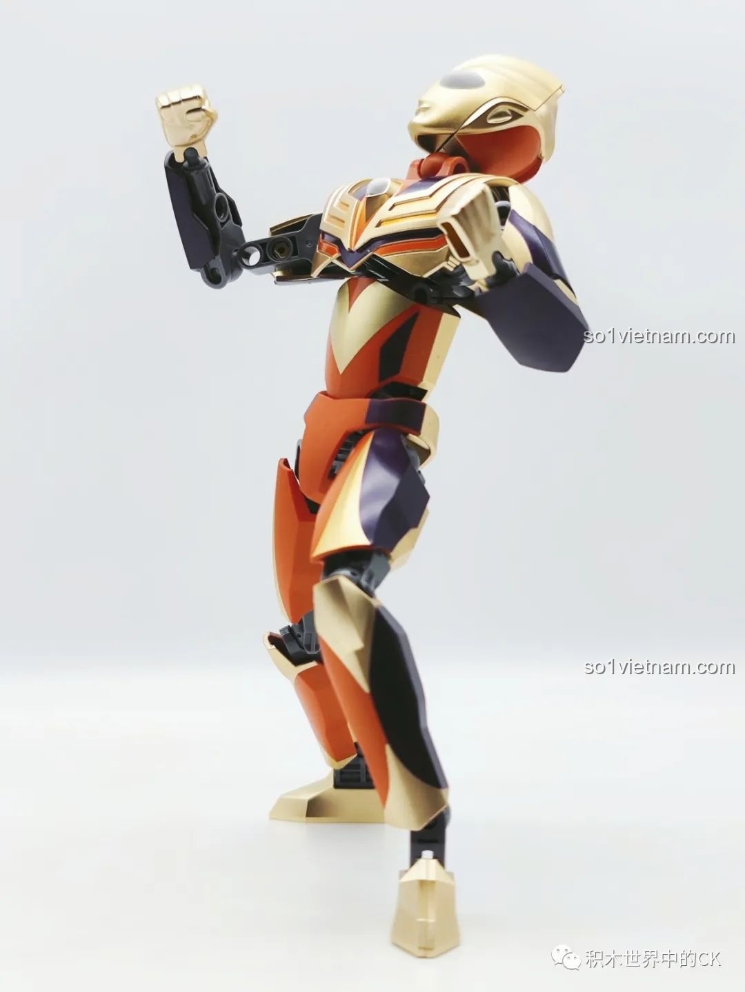 Tiga Ultraman trong tư thế 