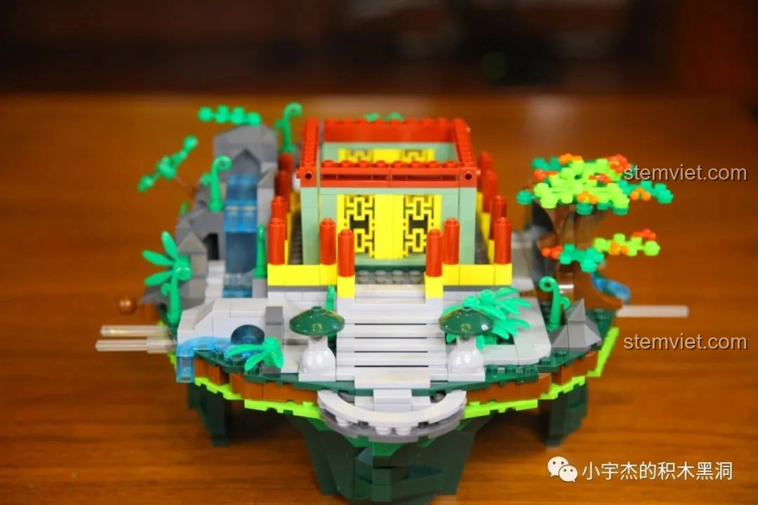 Phần tường ngoài màu vàng và đỏ của kiến trúc chính Thanh Long Các đang được lắp ráp.