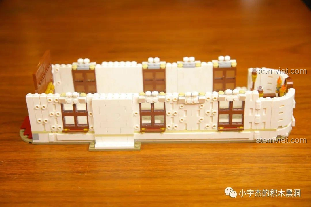 Bức tường ngoài của Ngân hàng Gringotts MORK 032101 với các điểm lồi để trang trí, sáng tạo.