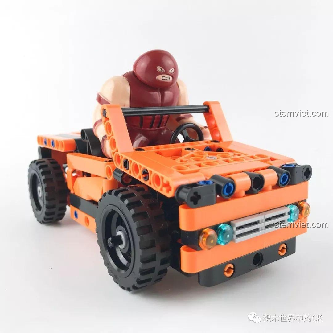 Nhân vật big-fig ngồi vừa vặn trong buồng lái của bộ xếp hình Xe Jeep địa hình Winner 7085, thể hiện tỷ lệ.
