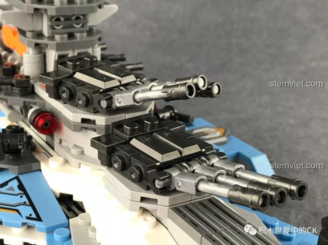 Cận cảnh các ụ pháo chi tiết trên đài chỉ huy của Siêu Chiến Hạm Vũ Trụ, thể hiện sự phức tạp trong thiết kế.