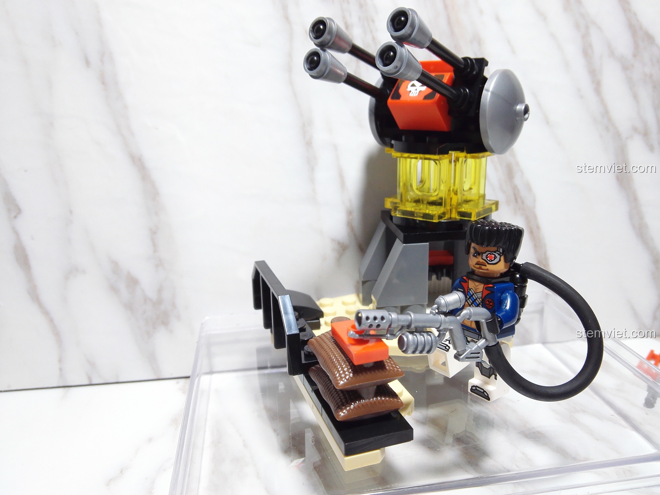 Ụ pháo hoàn chỉnh với minifigure Abaddon đang đứng sau bao cát, sẵn sàng chiến đấu trong bộ QMAN 2706.