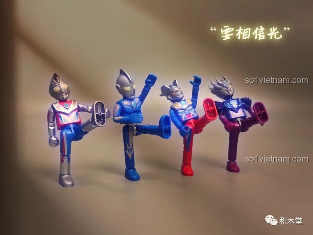 Bốn nhân vật Ultraman BLOKEES 71217 tạo dáng đá