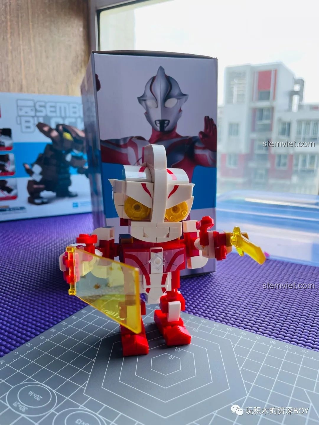 Cận cảnh mô hình lắp ráp Ultraman Mebius SEMBO 108518 đã hoàn chỉnh, với hộp sản phẩm phía sau làm nền.