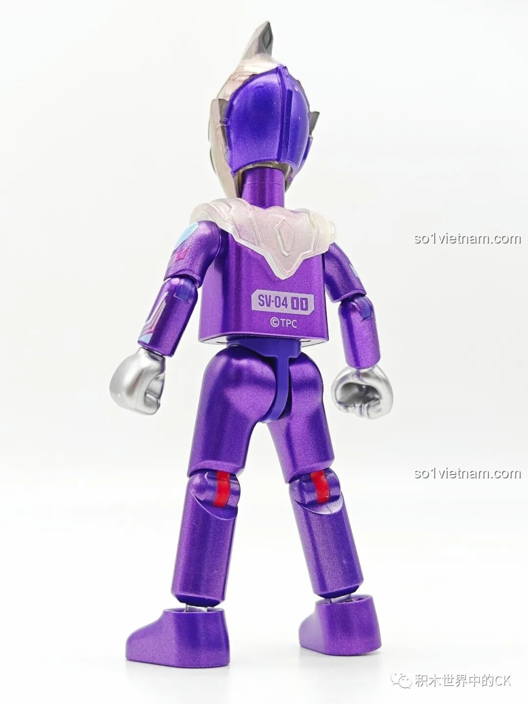 Mô hình Ultraman Tiga Composite Type của BLOKEES nhìn từ phía sau