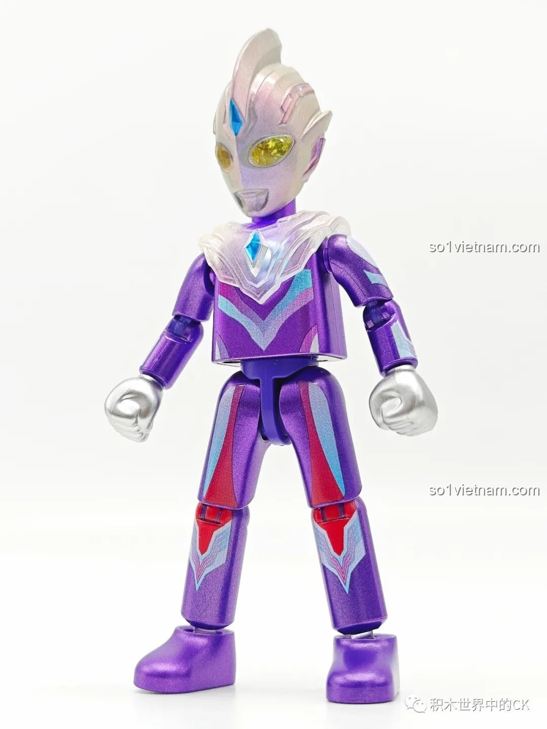 Mô hình Ultraman Tiga Composite Type của BLOKEES nhìn từ phía trước