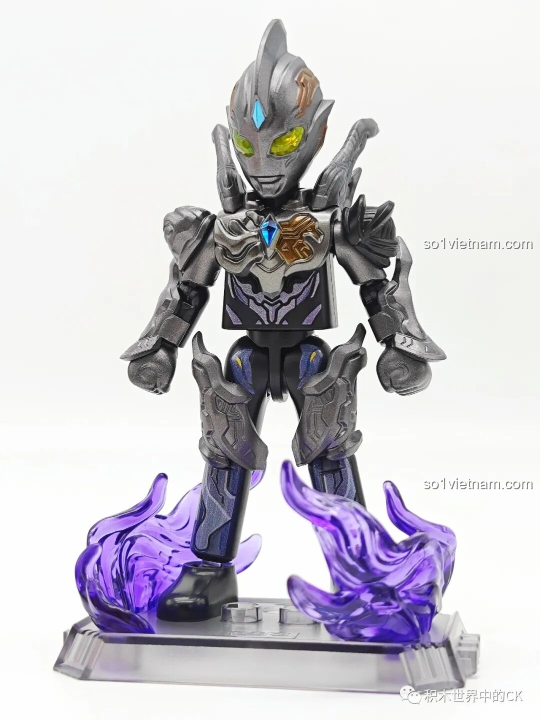 Mô hình Ultraman Tiga Flashing Form (Hidden Version) của BLOKEES nhìn từ phía trước