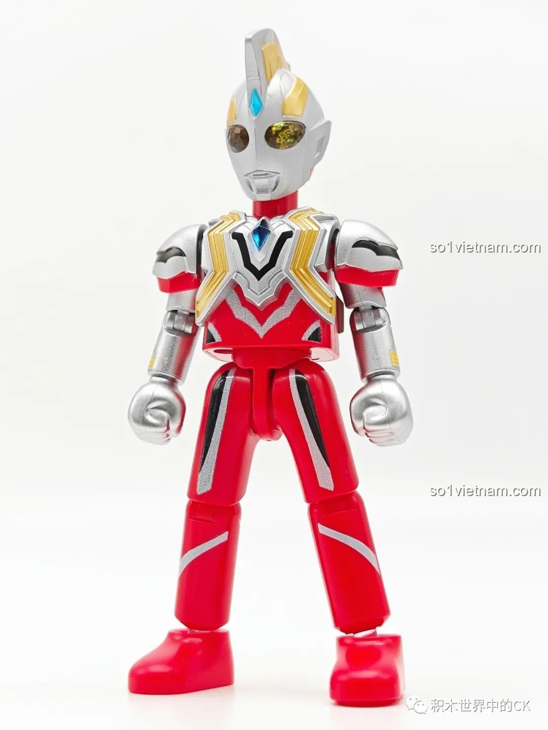 Mô hình Ultraman Tiga Power Type của BLOKEES nhìn từ phía sau