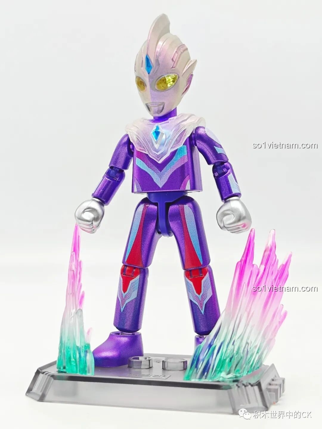 Mô hình Ultraman Tiga Power Type của BLOKEES nhìn từ phía trước