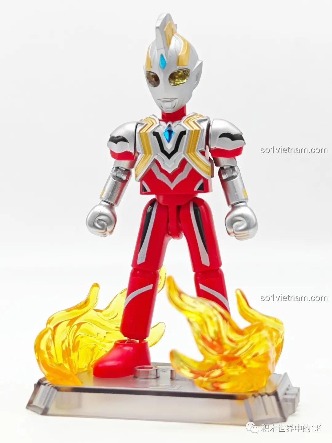 Mô hình Ultraman Tiga Sky Type của BLOKEES nhìn từ phía sau
