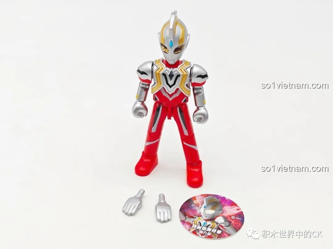 Mô hình Ultraman Tiga Sky Type của BLOKEES nhìn từ phía trước