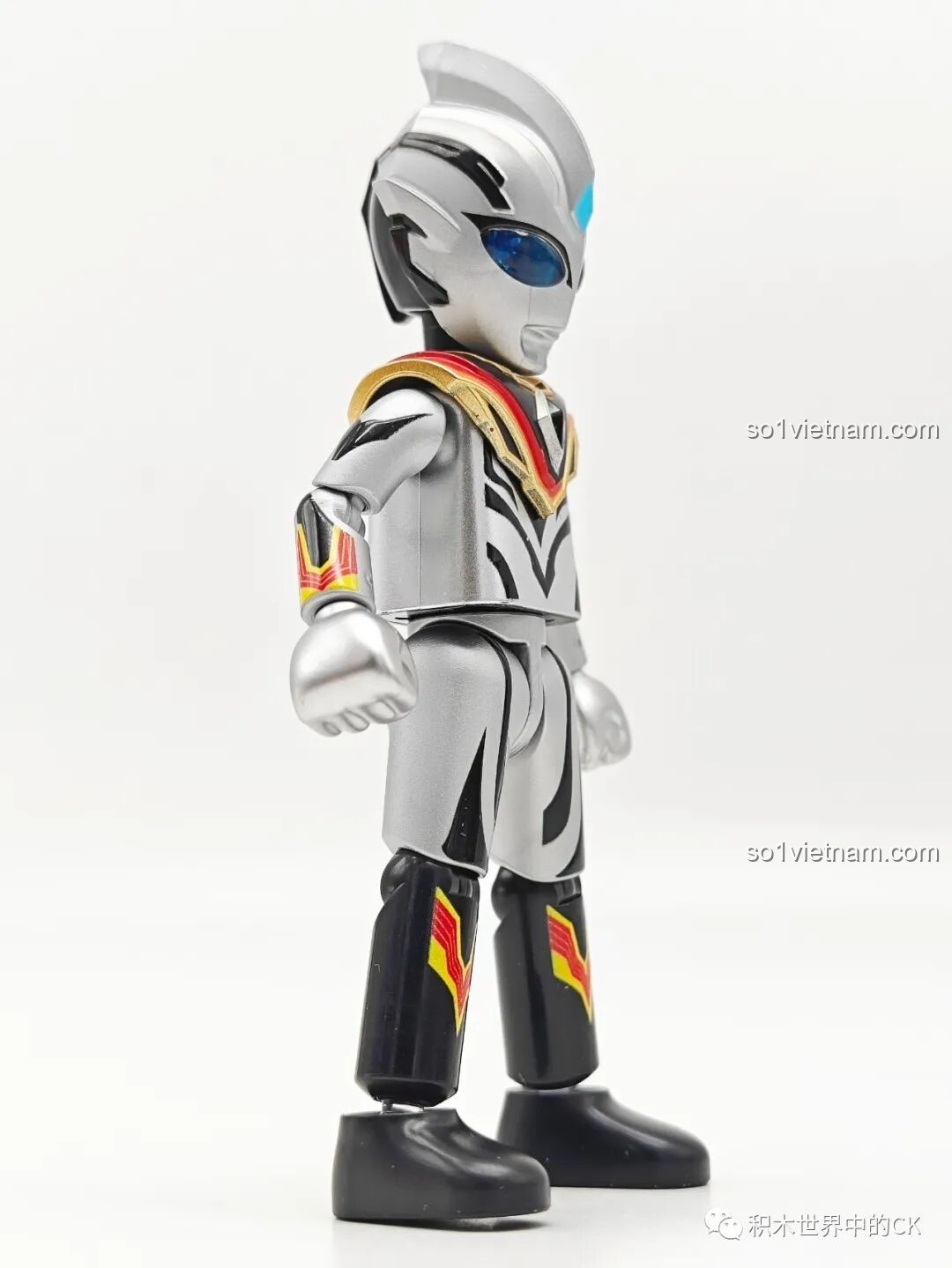 Mô hình Ultraman Z Alpha Edge của BLOKEES nhìn từ phía trước