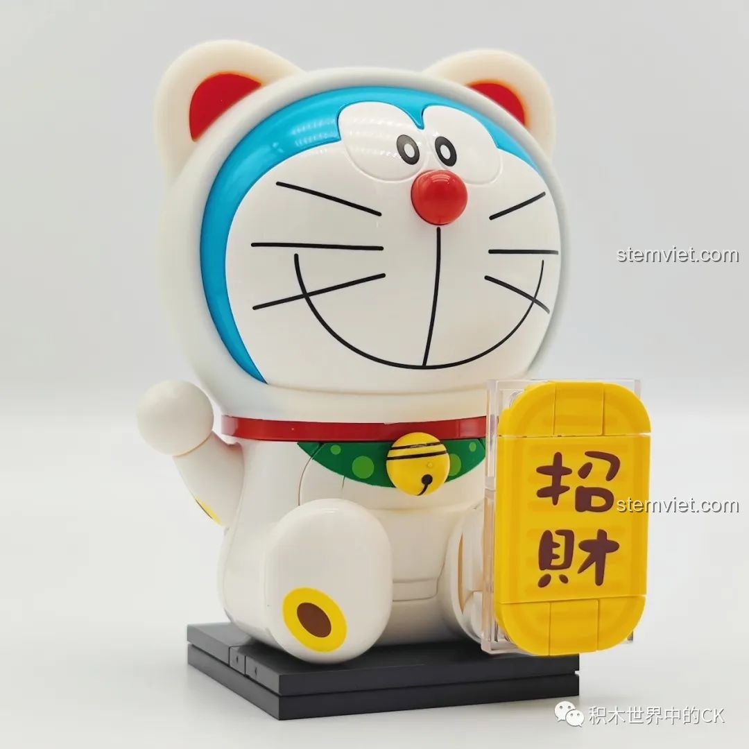 Bên trong hộp Keeppley Doraemon K20413 với túi mảnh ghép, sách hướng dẫn lắp ráp và thẻ thương hiệu Keeppley.