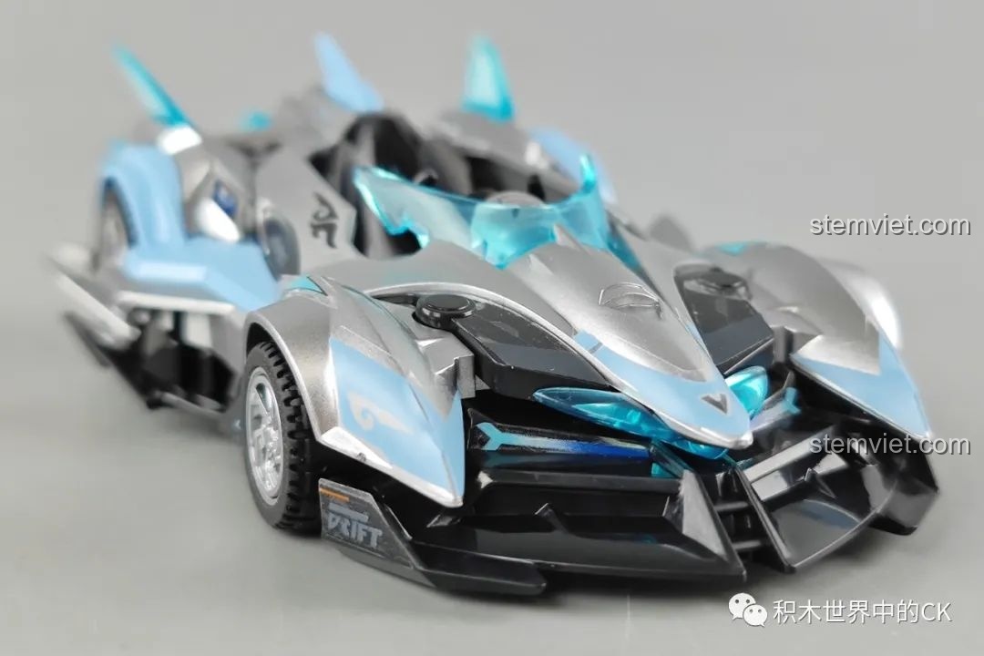 Hộp và các chi tiết bên trong bộ lắp ráp xe đua S-擎天雷no QQ Phi Xe Enlighten 74011, sẵn sàng cho quá trình lắp ráp.