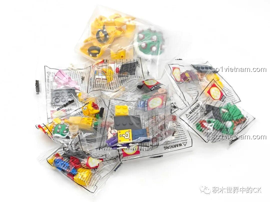 Các túi nhựa chứa từng nhân vật trong bộ đồ chơi WM 6103, cho thấy quá trình unboxing sản phẩm.