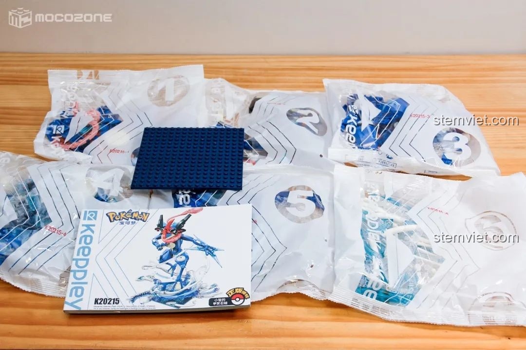 Unbox bộ lắp ráp Greninja của Ash K20215, bao gồm các túi chi tiết được đánh số và sách hướng dẫn lắp ráp chi tiết.