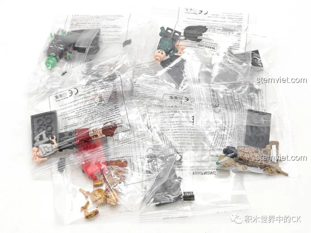 Các túi nhựa chứa từng minifigure KORUIT Vệ Binh Dải Ngân Hà 3 chưa được lắp ráp, cho thấy quá trình unbox đồ chơi lắp ráp.