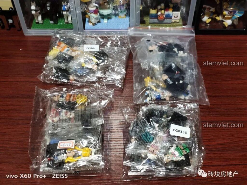 Bốn túi minifigure Thủy Thủ Mặt Trăng KF6035 chưa mở, được đặt trên bàn gỗ, chuẩn bị cho bài đánh giá Kopf KF6035 Rei Hino.