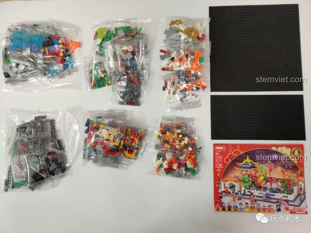 Toàn bộ các thành phần bên trong hộp WOMA C9123, bao gồm các túi gạch, đế và sách hướng dẫn lắp ráp.