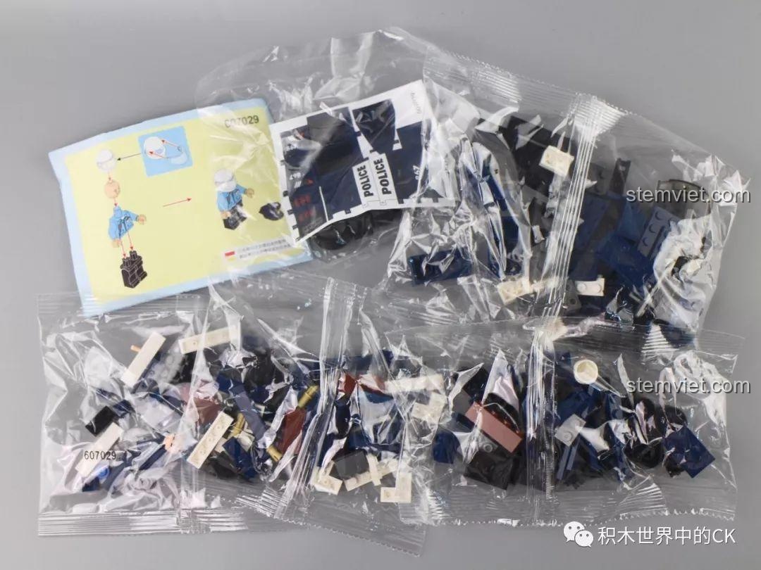 Bên trong hộp đồ chơi lắp ghép Xe Tuần Tra Ford Mustang SEMBO 607029 với các túi chi tiết và sách hướng dẫn.