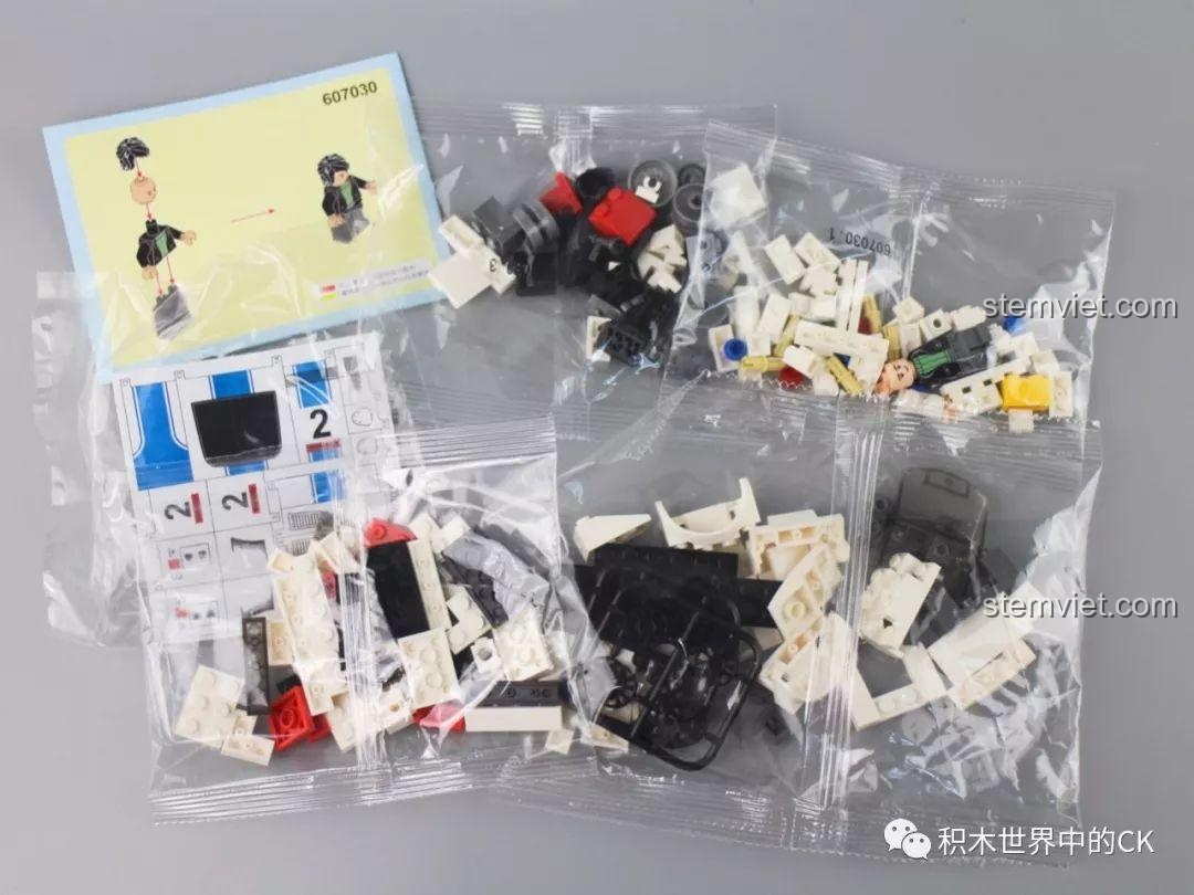 Unboxing bộ lắp ráp xe Toyota 2000GT SEMBO 607030 với các túi chi tiết, sticker và sách hướng dẫn.