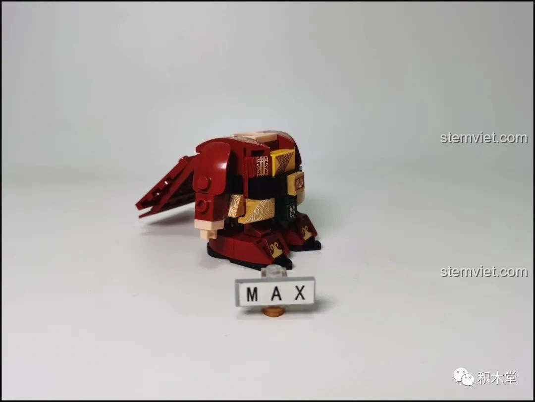 Chi tiết vai áo giáp của mô hình Sluban Q-Bricks Lưu Bị đang được lắp ráp.