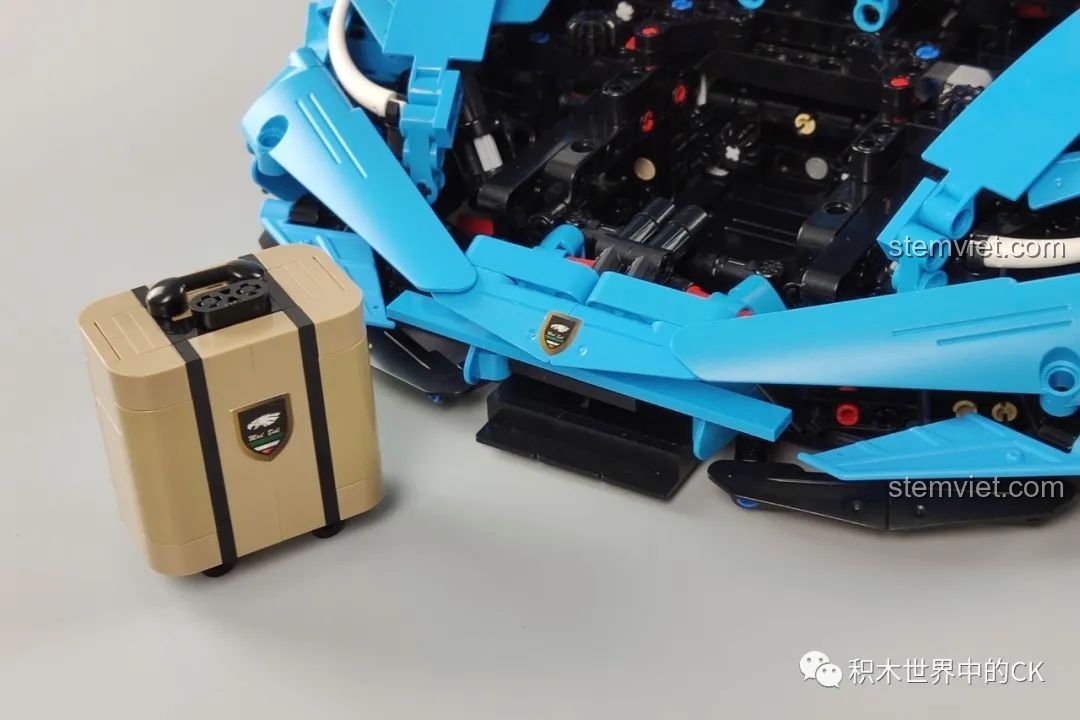 Chiếc vali hành lý được lấy ra từ khoang chứa đồ của bộ lắp ráp Lamborghini Centenario 'Bò Thế Kỷ'.