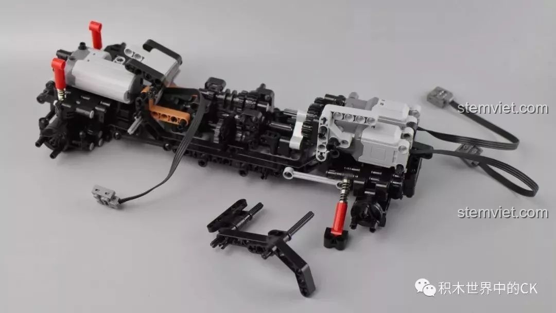 Một ví dụ về việc phải tự căn chỉnh độ dài trục khi lắp ráp Mould King 13070 do sách hướng dẫn không có tỉ lệ 1:1.