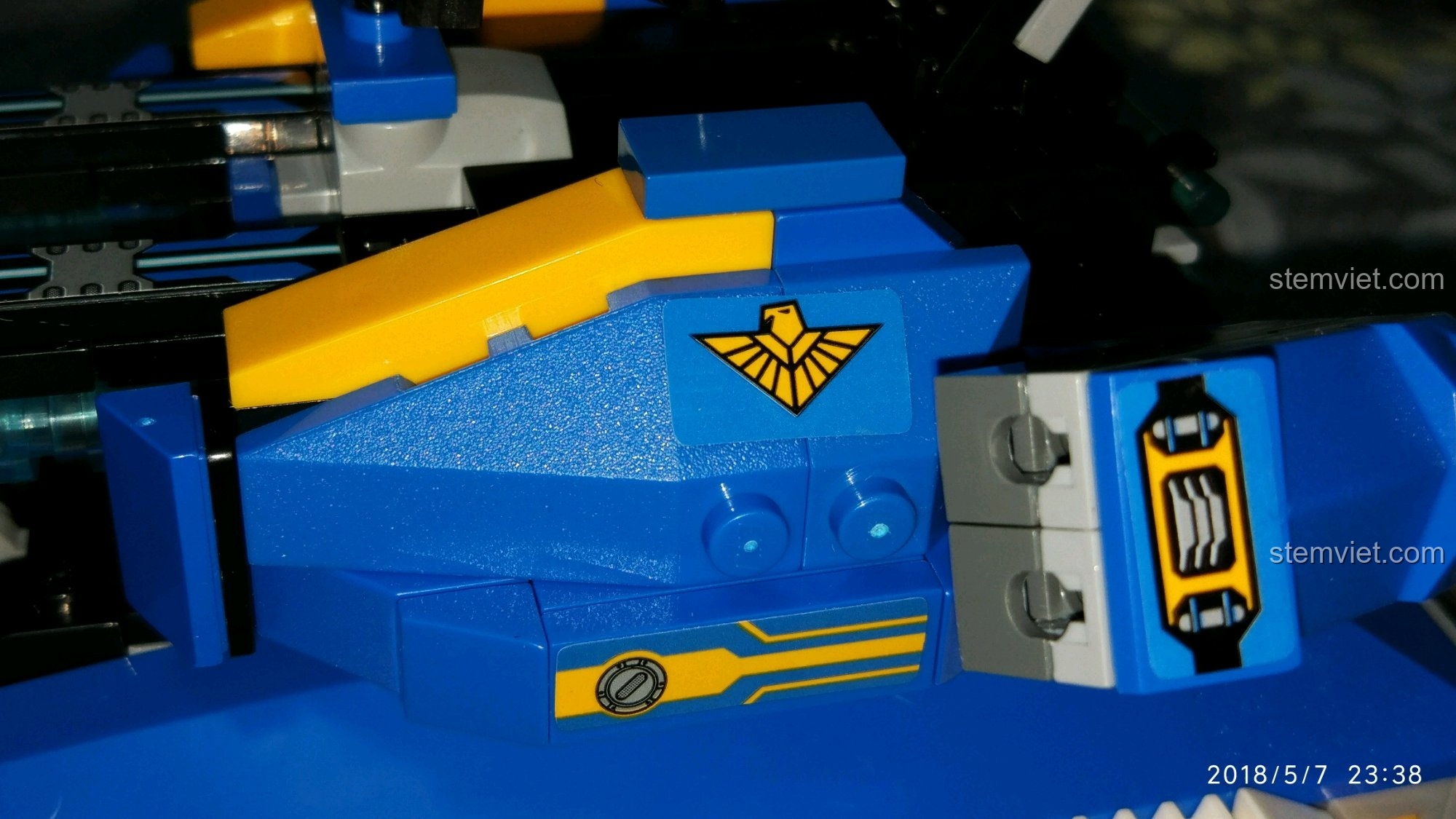 Vấn đề sticker dán vắt qua hai mảnh ghép trên mô hình Xe Tăng Khải Huyền QMAN 2713.