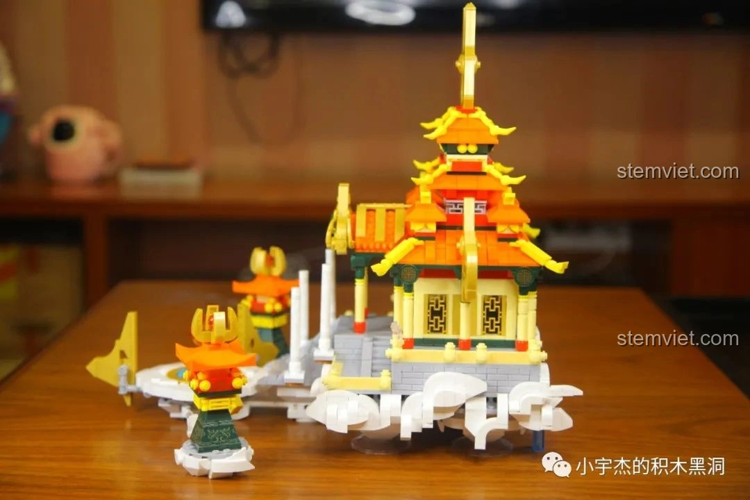 Mô hình Vân Tiêu Bảo Điện Sluban M38-B0935 nổi bật giữa Quảng Hàn Cung và Bồng Lai Tiên Cảnh trong bộ sưu tập.