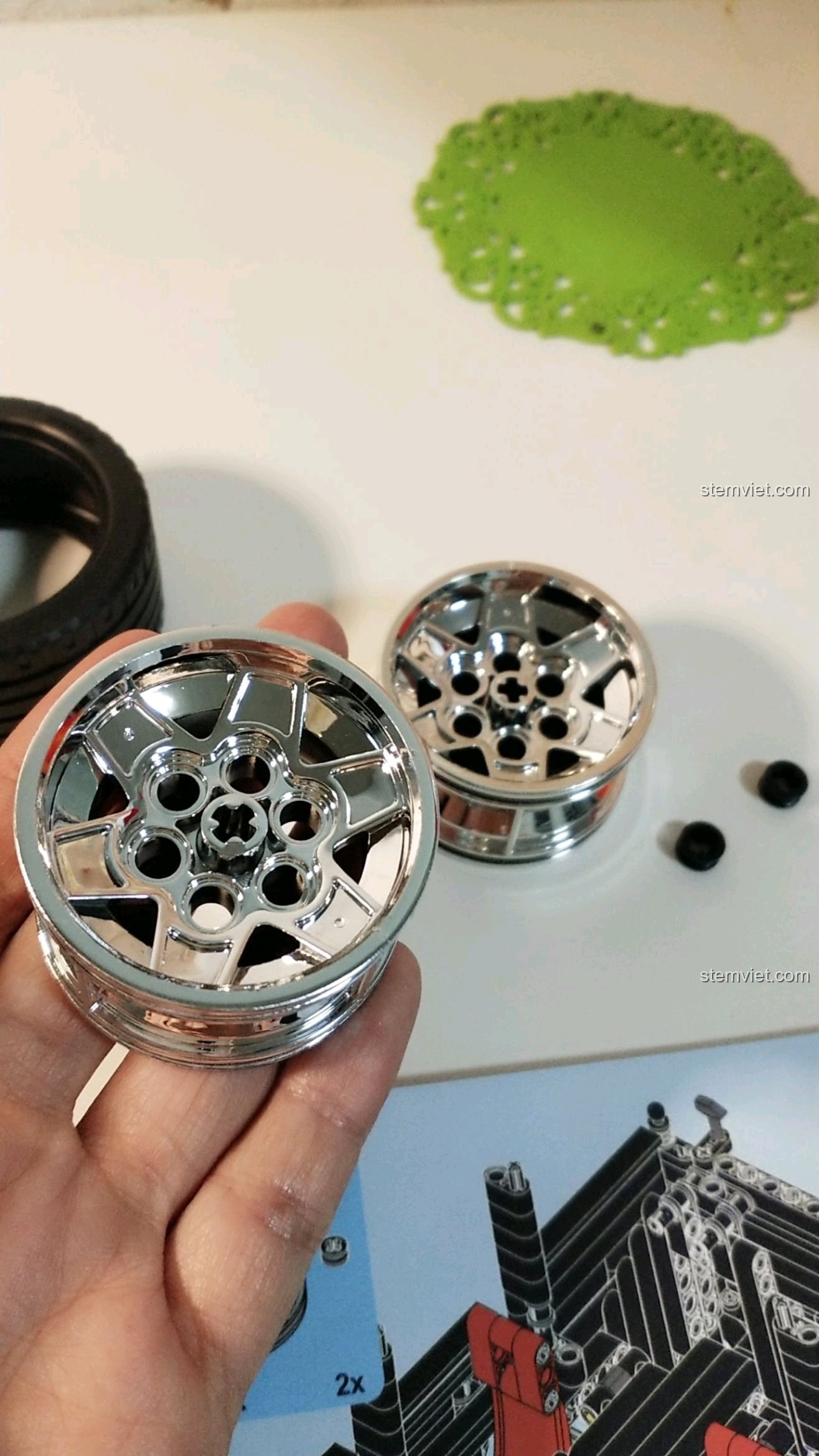 Cận cảnh bộ vành bánh xe được mạ crom sáng bóng của mô hình SEMBO 701960, một chi tiết làm tăng giá trị thẩm mỹ.